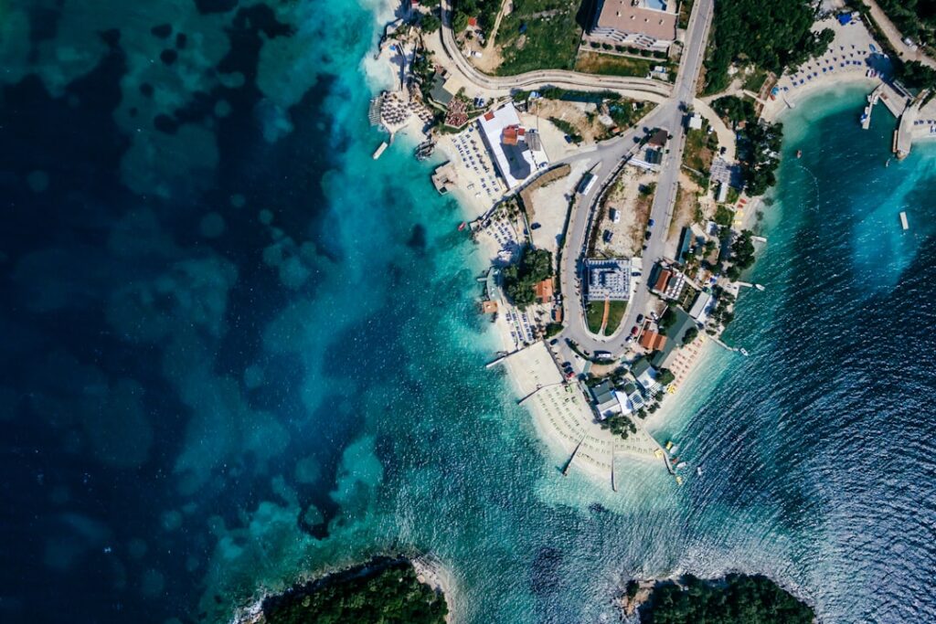 découvrez l'albanie, un pays aux paysages époustouflants, riche en histoire et culture. explorez ses plages immaculées, ses montagnes majestueuses et sa délicieuse cuisine. partez à l'aventure dans ce joyau des balkans et vivez une expérience inoubliable.