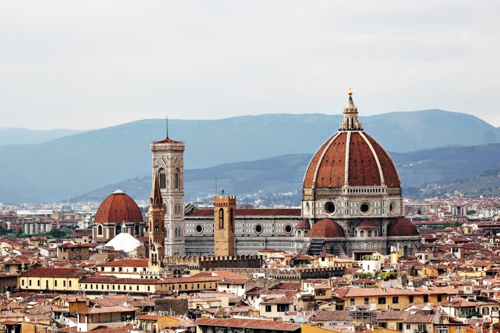 découvrez l'italie, un pays riche en histoire, culture et gastronomie. explorez ses magnifiques paysages, ses villes emblématiques comme rome, florence et venise, et laissez-vous séduire par sa cuisine savoureuse et ses traditions vivantes. une aventure inoubliable vous attend au cœur de la dolce vita.