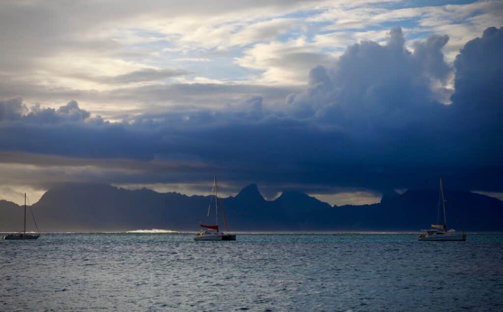 découvrez tahiti, une île paradisiaque du pacifique, célèbre pour ses plages de sable blanc, ses lagons turquoise et sa culture polynésienne riche. explorez des paysages époustouflants, plongez dans des eaux cristallines et vivez une expérience inoubliable au cœur de la nature.